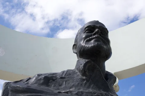 The bronze bust of Ernest Hemingway beneath the white curve of the memorial in Cojímar